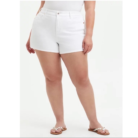 NWT TORRID HIGH RISE A-LINE SHORTIE SHORT - VINTAGE STRETCH WHITE - Picture 1 of 4